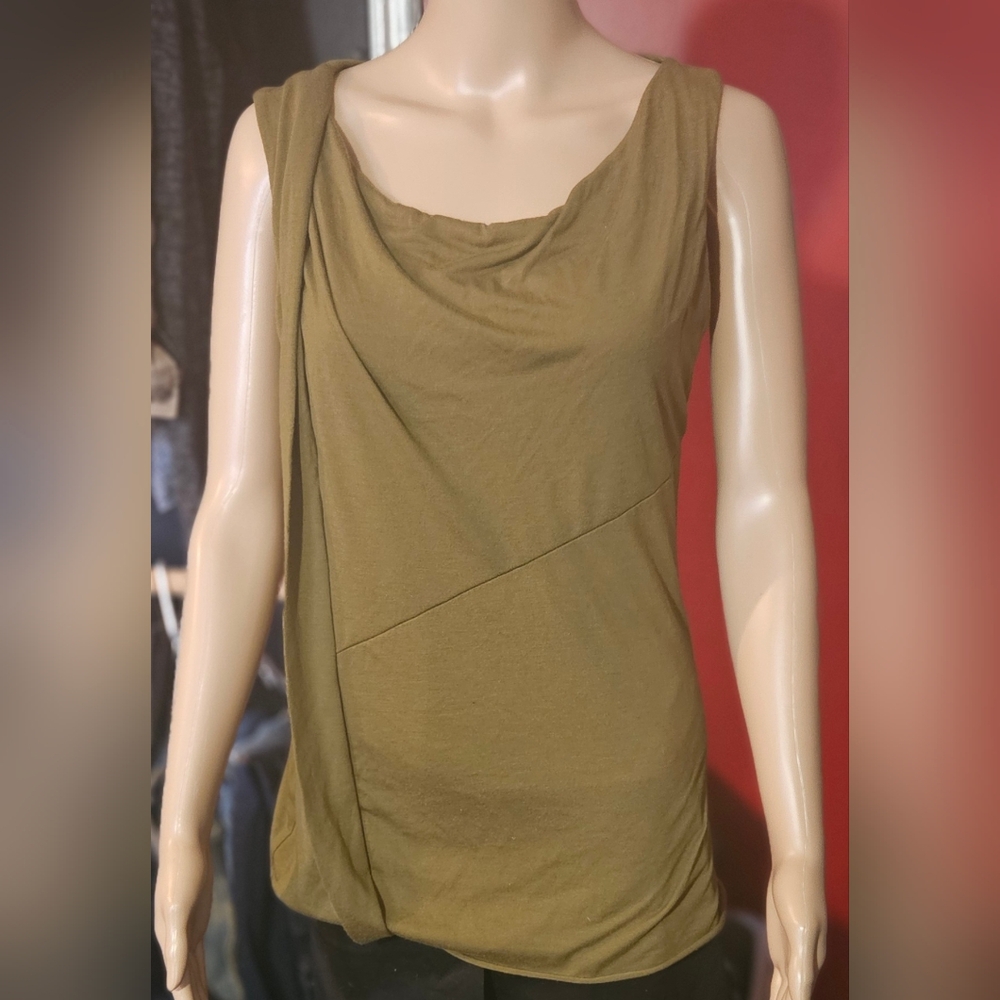 Simply Vera Wang sleeveless top with ruffle on the side. Sz M